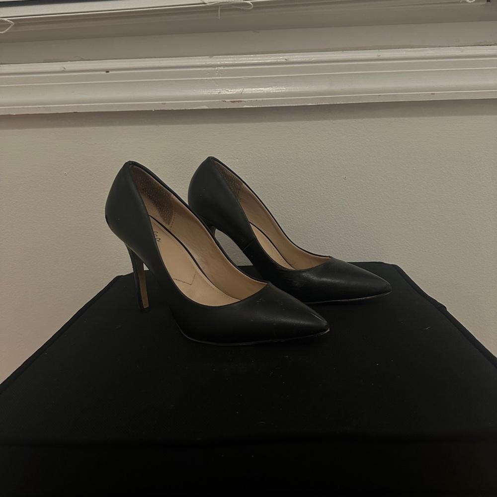Black pumps